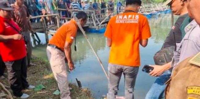 Petugas langsung ke lokasi penemukan mayat/Foto: Doc-infokrw